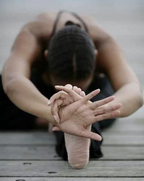 Janu Sirsasana hand position