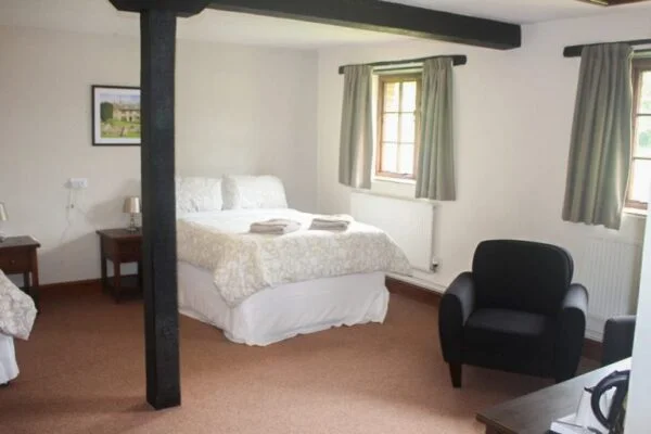 charney-manor-accomodation-1-2-768x512